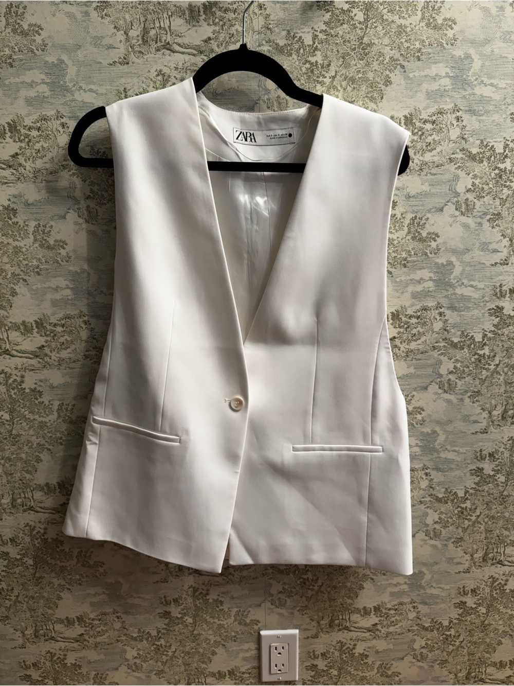 Zara White Sleeveless Single-Button Blazer